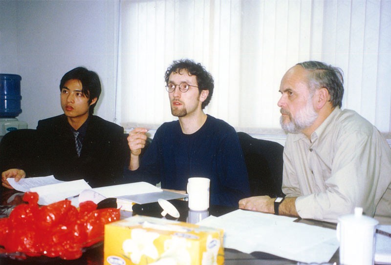 與外國專家進(jìn)行技術(shù)交流