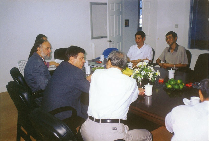 外國專家在寧波市領(lǐng)導(dǎo)陪同下考察我公司