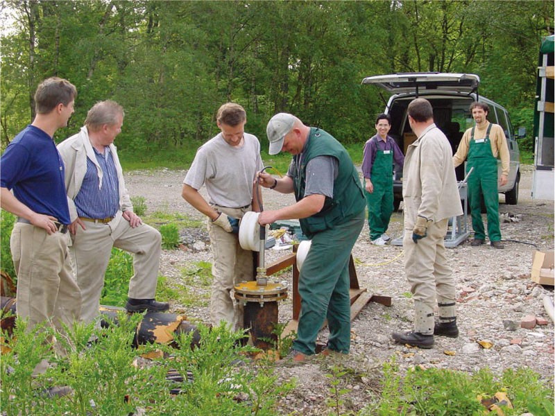 公司員工與外國專家在施工現(xiàn)場