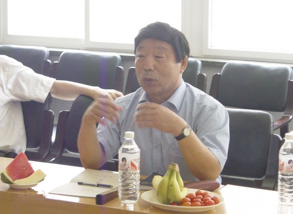 張?jiān)谛淌趤砦宜局v課